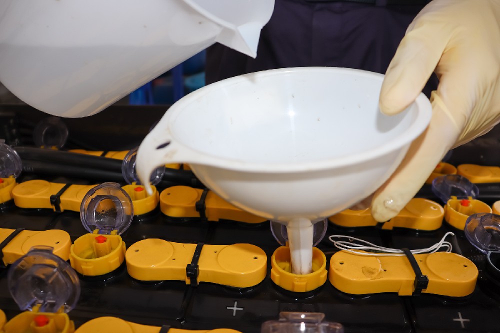 充電前，充電后，叉車電池應(yīng)該在什么時候加水？