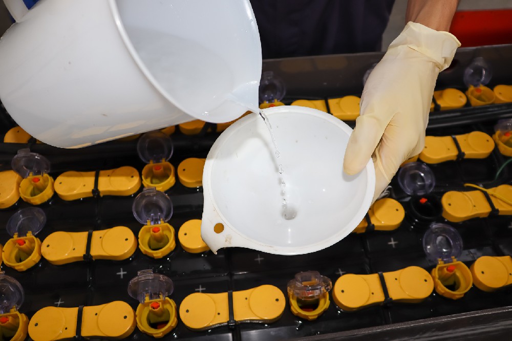 充電前還是充電后，叉車電池應(yīng)該在什么時候加水？