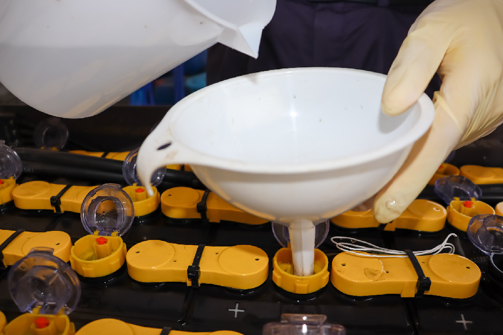 鉛酸電池加液有用嗎？蒸餾水、電解液、修復液有什么區(qū)別