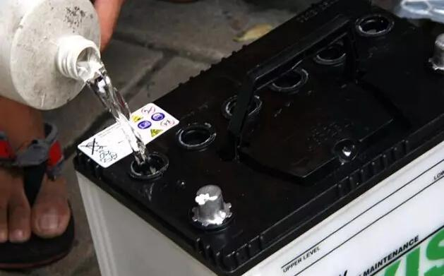 電瓶需要加什么水？如何加水？